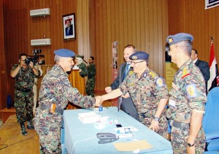 العميد يحيى صالح أثناء توزيع الشهادات على المشاركين في الدورة  أمس